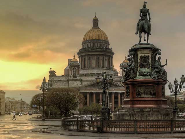 Four Seasons Lion Palace St Petersburg exterior Medici lions entrance